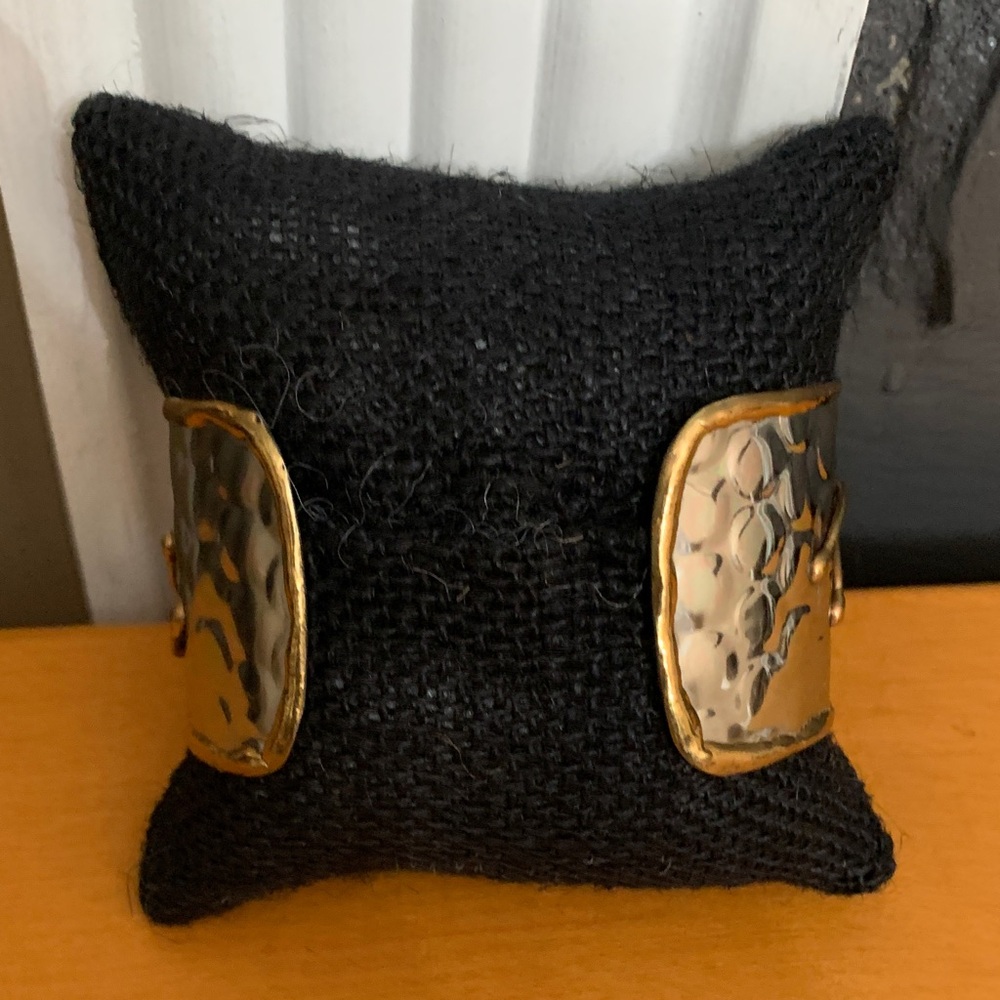 Elegant Gold and Green Bracelet - Picture 4 of 4